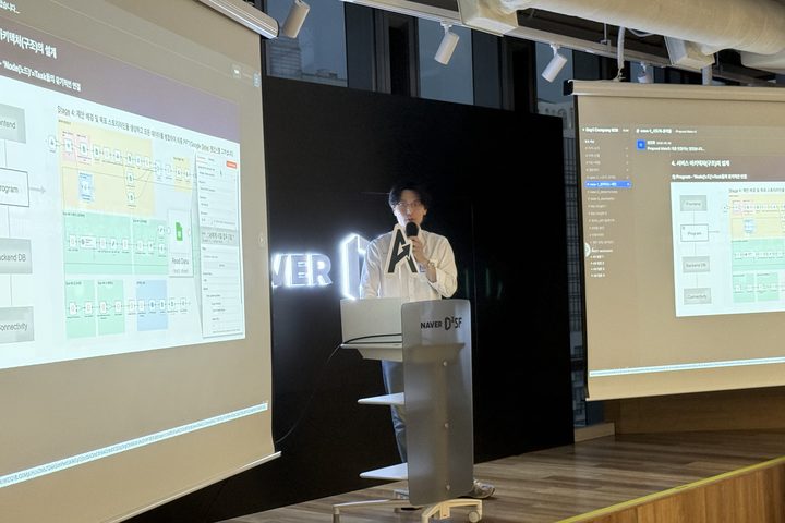 빌더 밋업 무대에서 에이전틱 워크플로우 사례를 발표하는 모습
